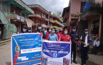 नेपाल मास्क अभियान अन्तर्गत बैतडीमा रेडक्रस र प्रहरीद्वारा मास्क वितरण 